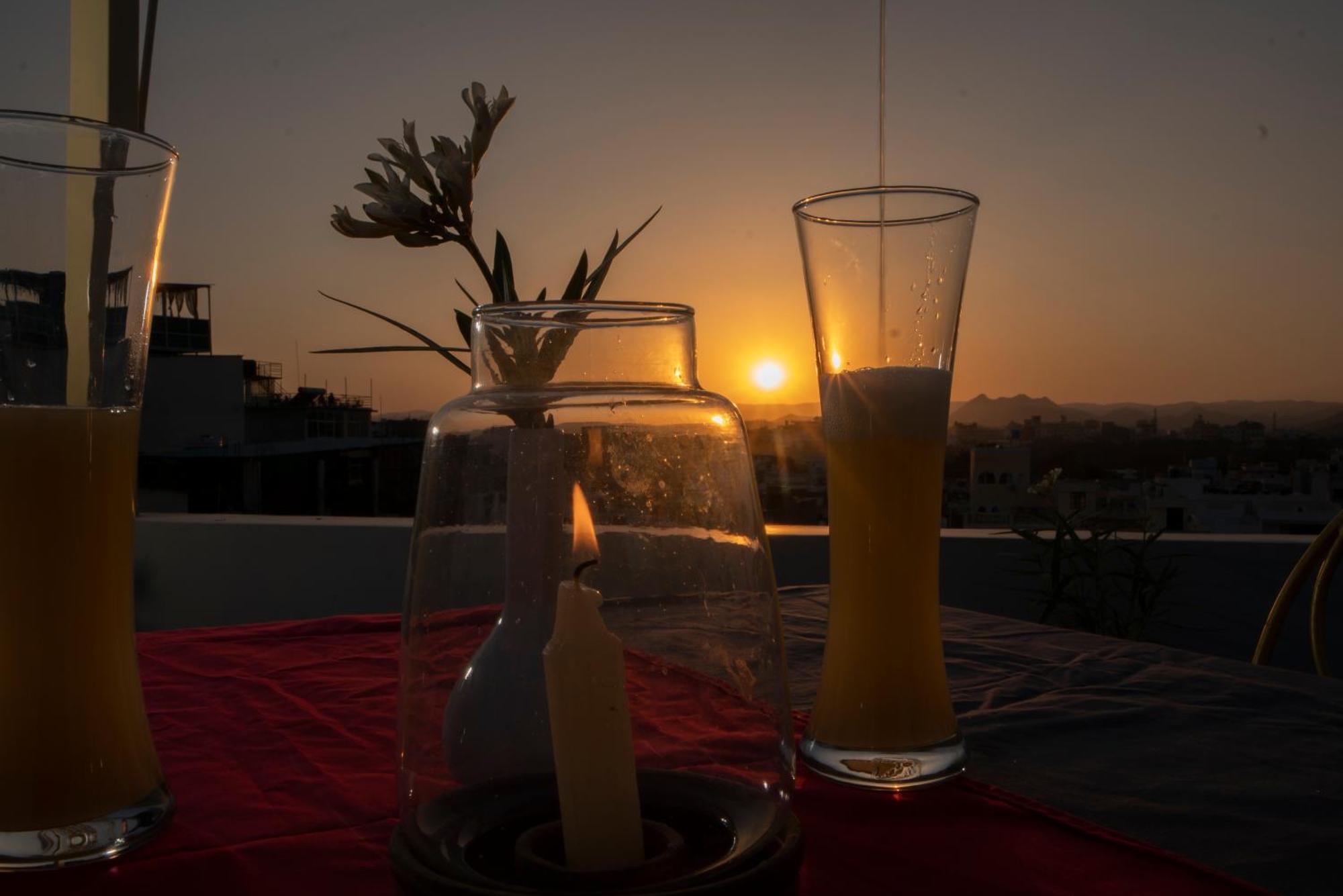 Dera Pichola- A Lake Facing Boutique Hotel Udaipur Bagian luar foto