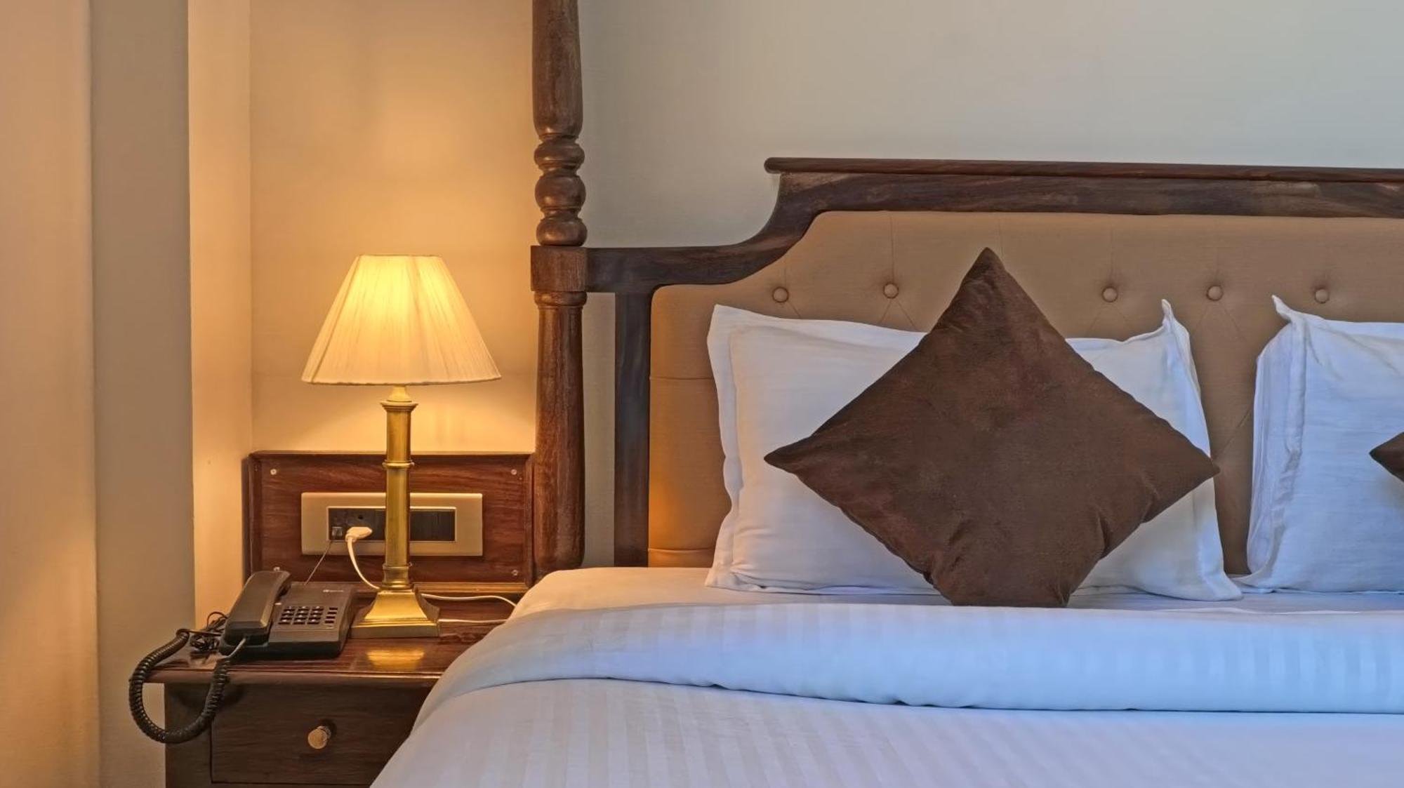Dera Pichola- A Lake Facing Boutique Hotel Udaipur Bagian luar foto