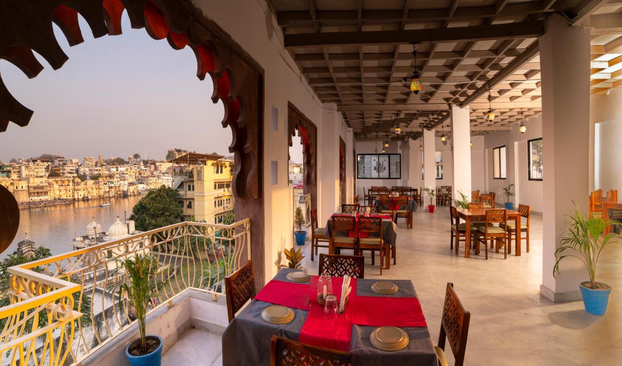 Dera Pichola- A Lake Facing Boutique Hotel Udaipur Bagian luar foto