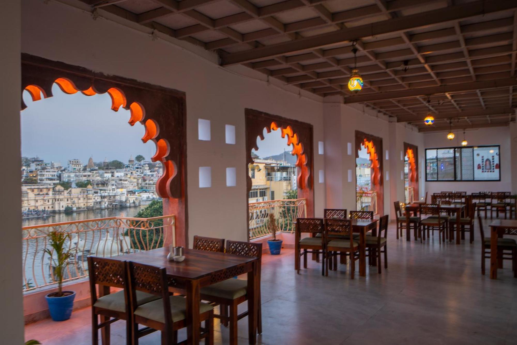 Dera Pichola- A Lake Facing Boutique Hotel Udaipur Bagian luar foto