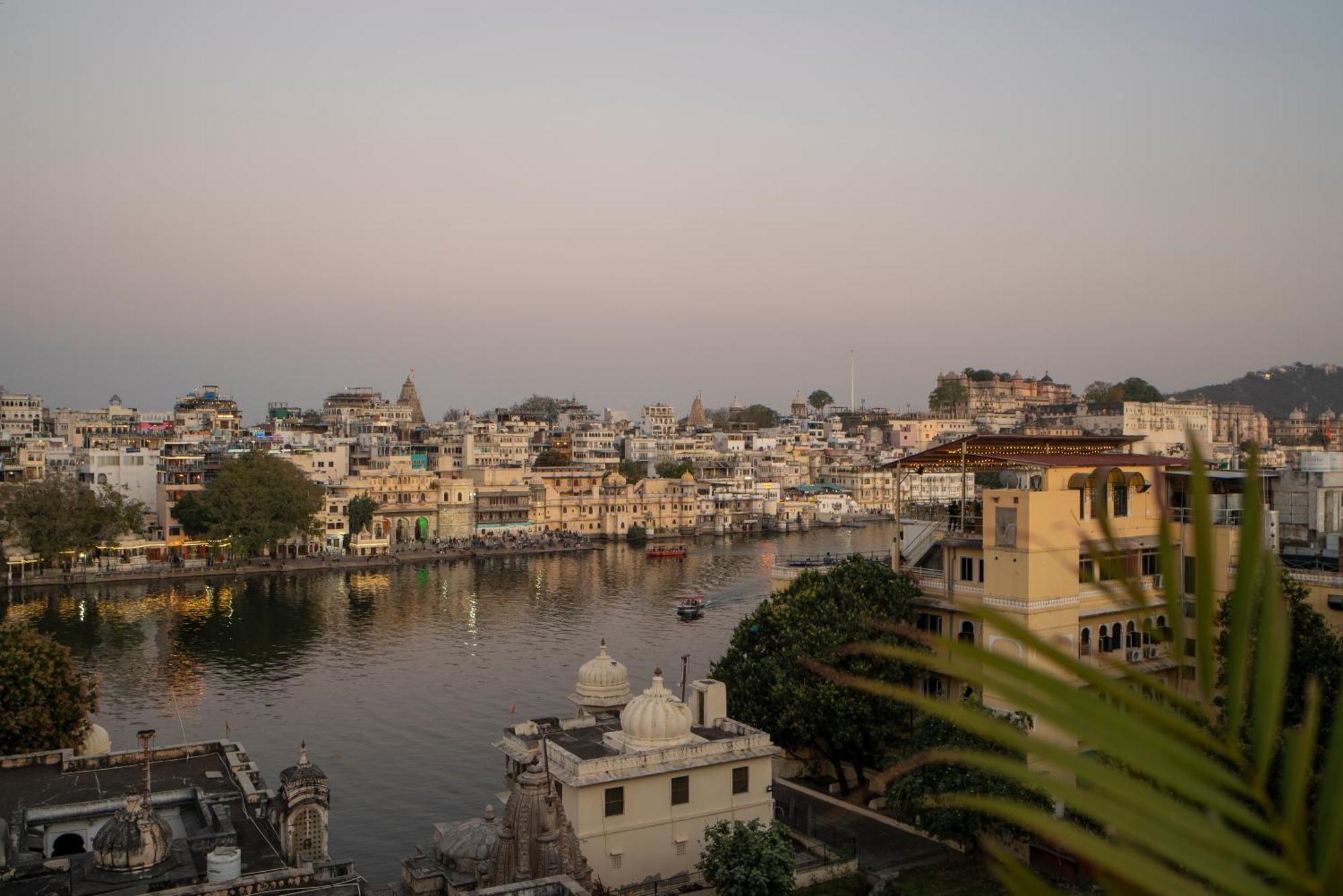 Dera Pichola- A Lake Facing Boutique Hotel Udaipur Bagian luar foto