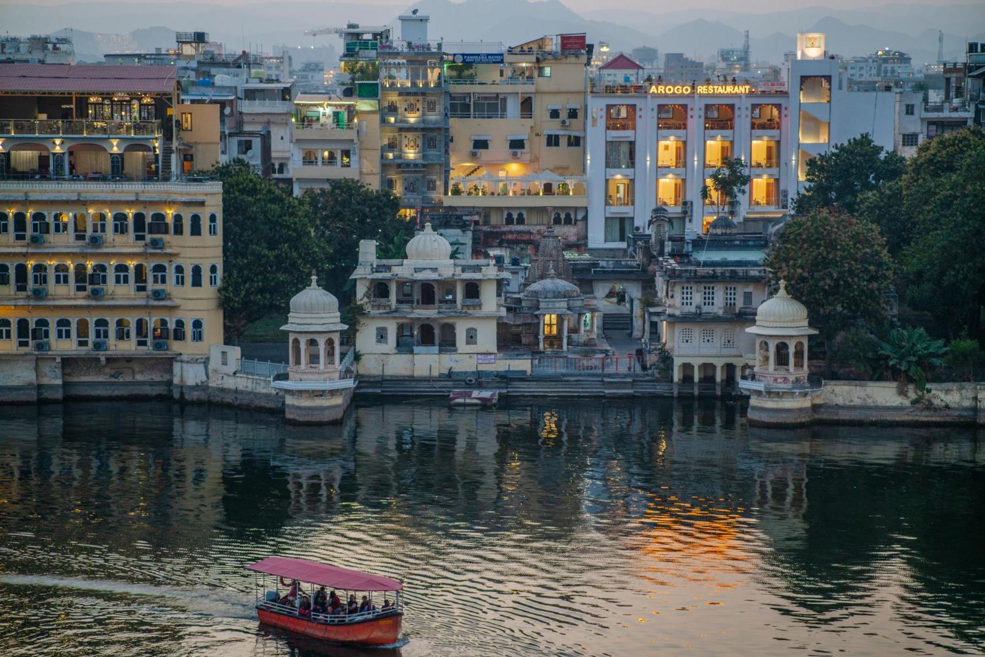 Dera Pichola- A Lake Facing Boutique Hotel Udaipur Bagian luar foto
