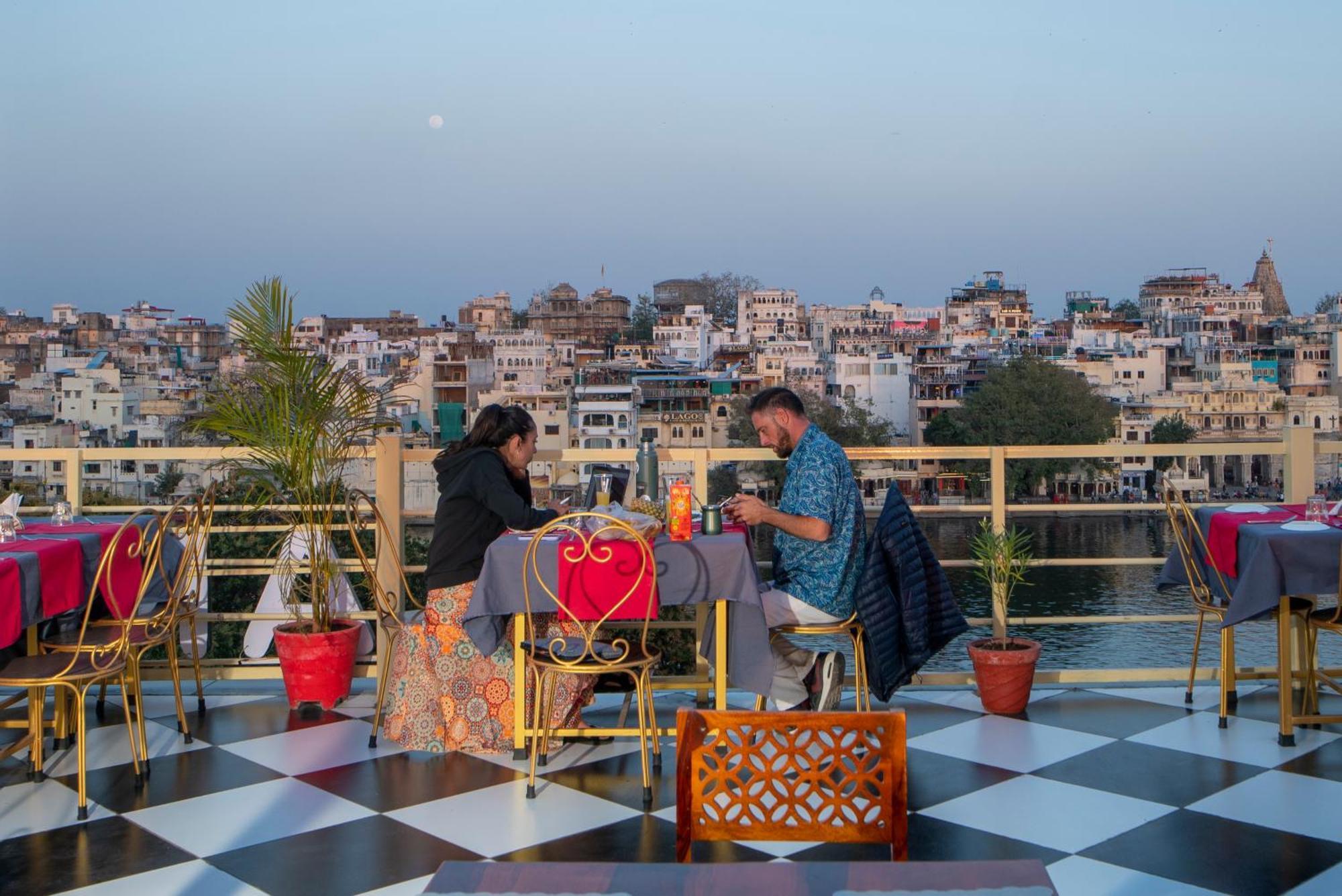 Dera Pichola- A Lake Facing Boutique Hotel Udaipur Bagian luar foto