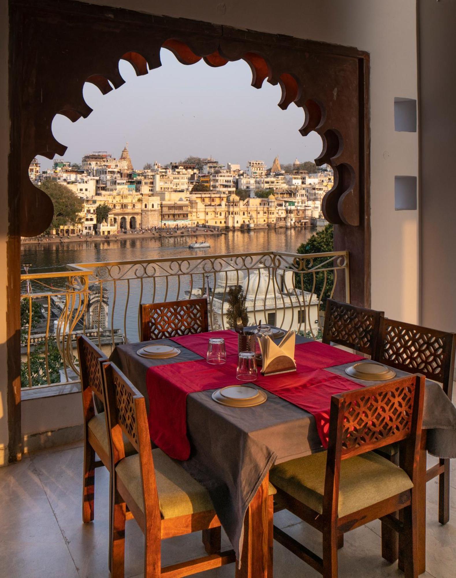 Dera Pichola- A Lake Facing Boutique Hotel Udaipur Bagian luar foto