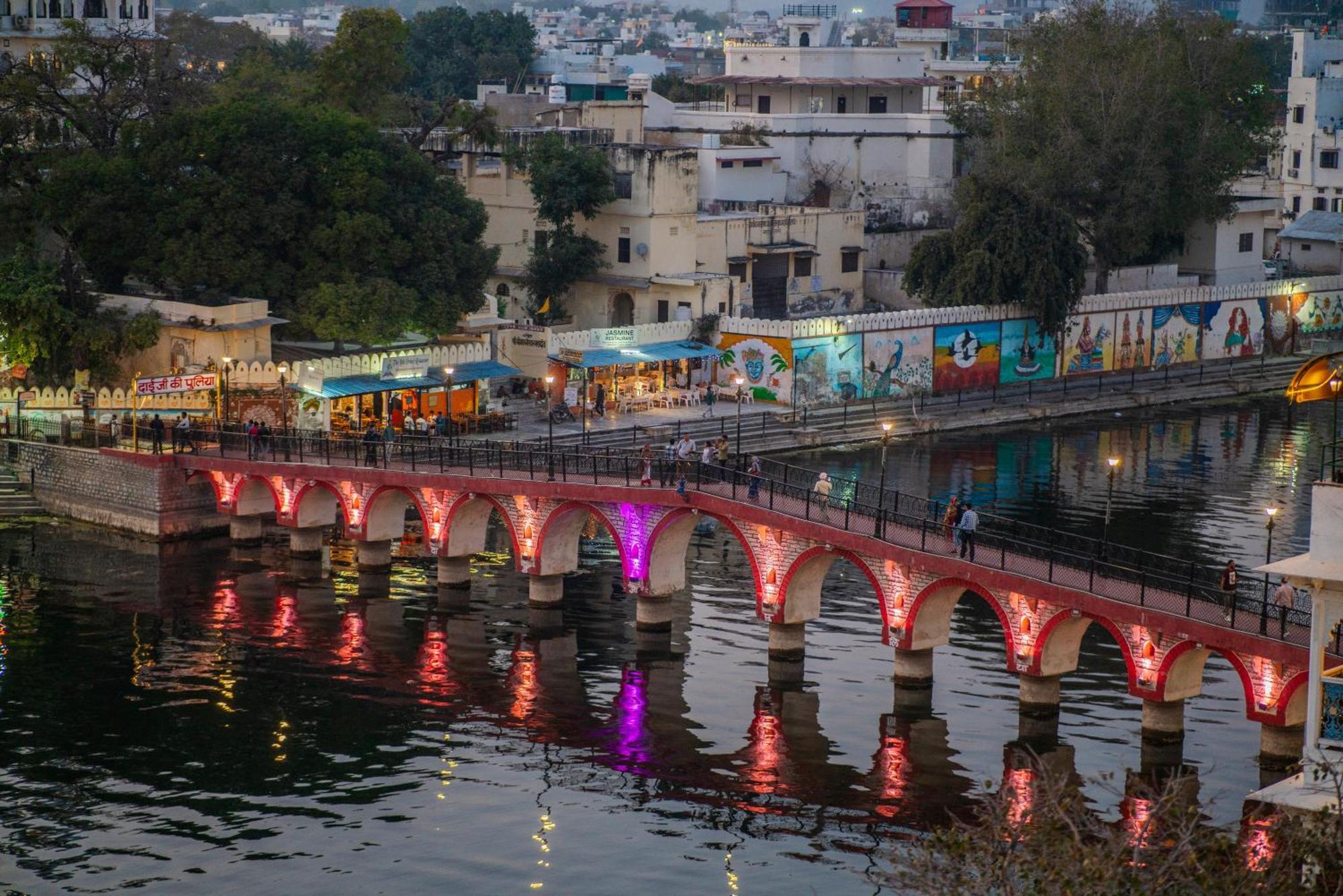 Dera Pichola- A Lake Facing Boutique Hotel Udaipur Bagian luar foto