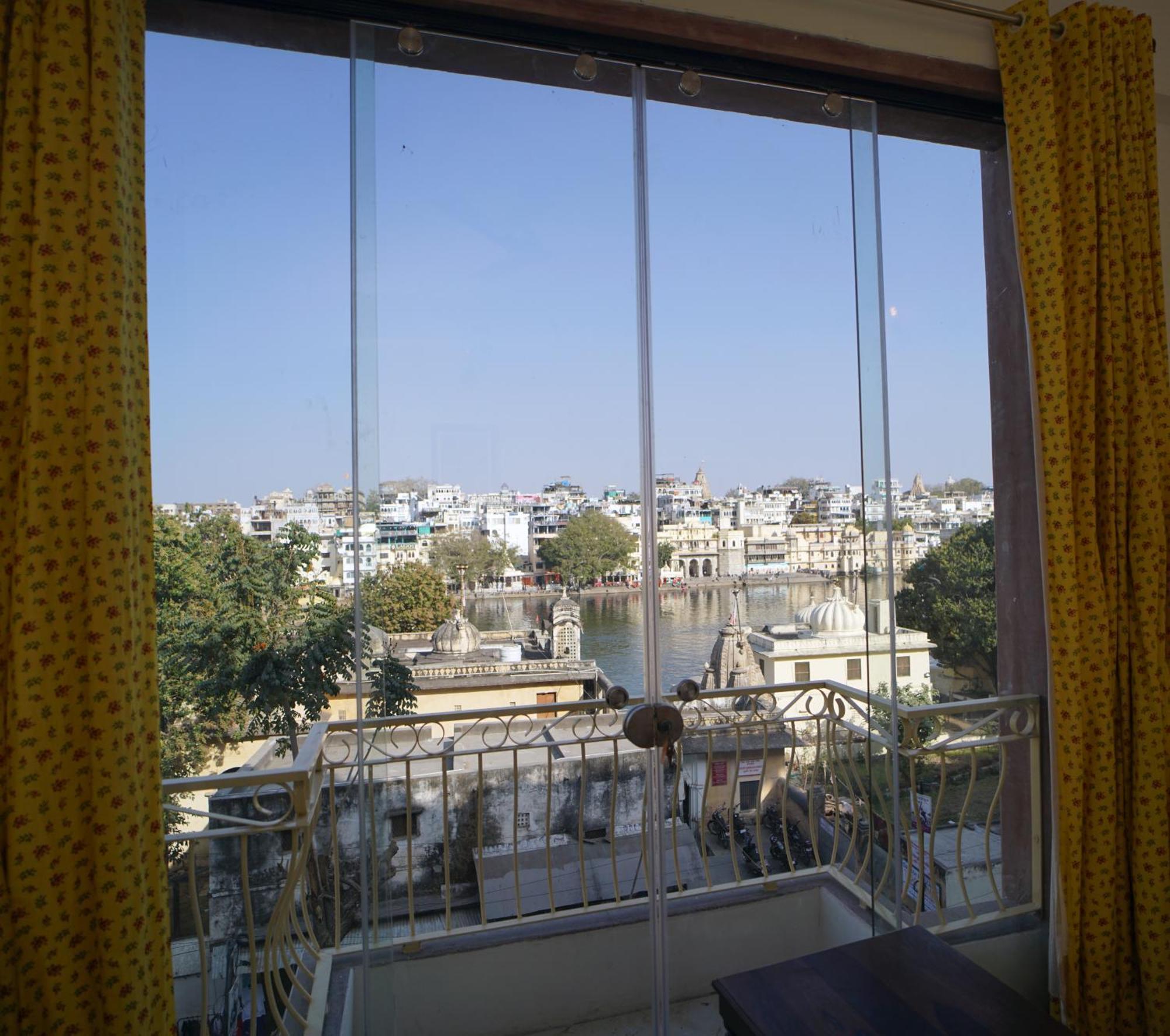 Dera Pichola- A Lake Facing Boutique Hotel Udaipur Bagian luar foto