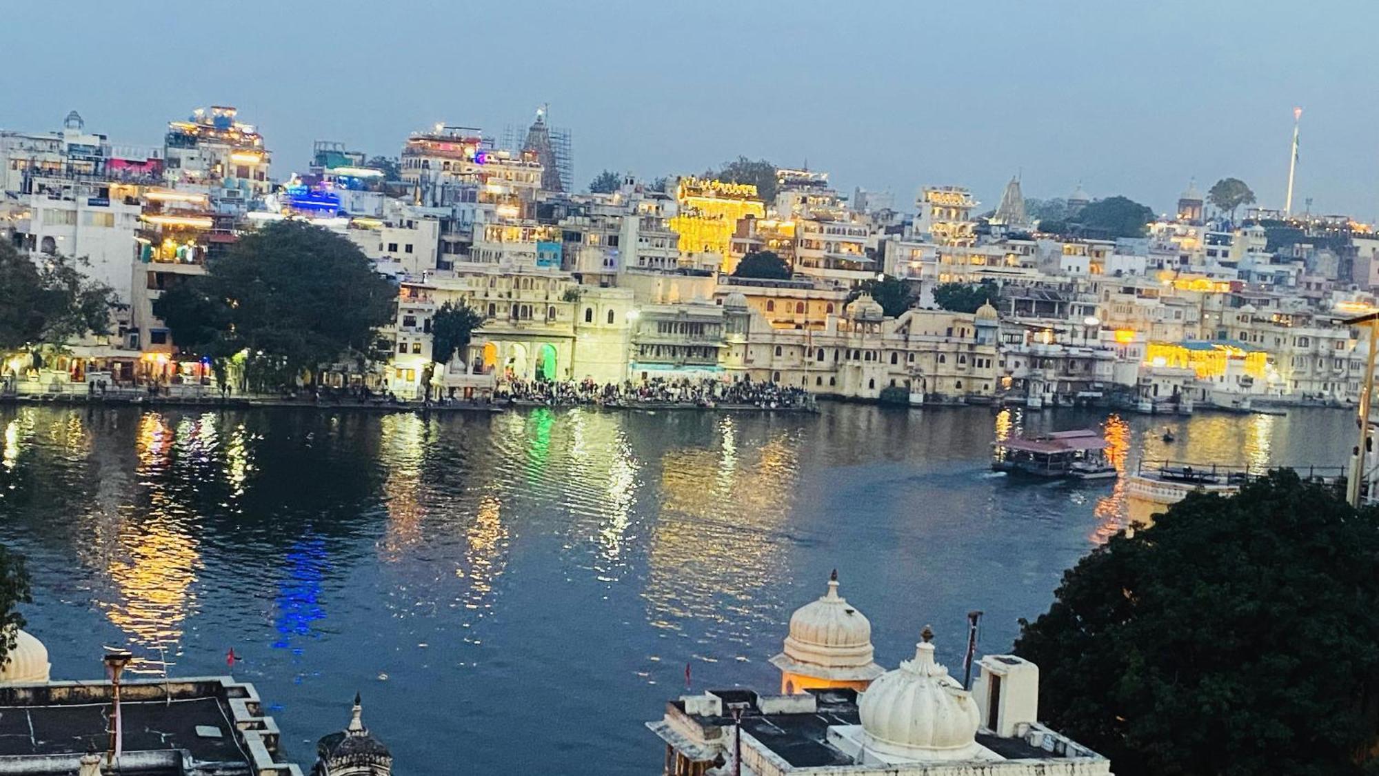 Dera Pichola- A Lake Facing Boutique Hotel Udaipur Bagian luar foto