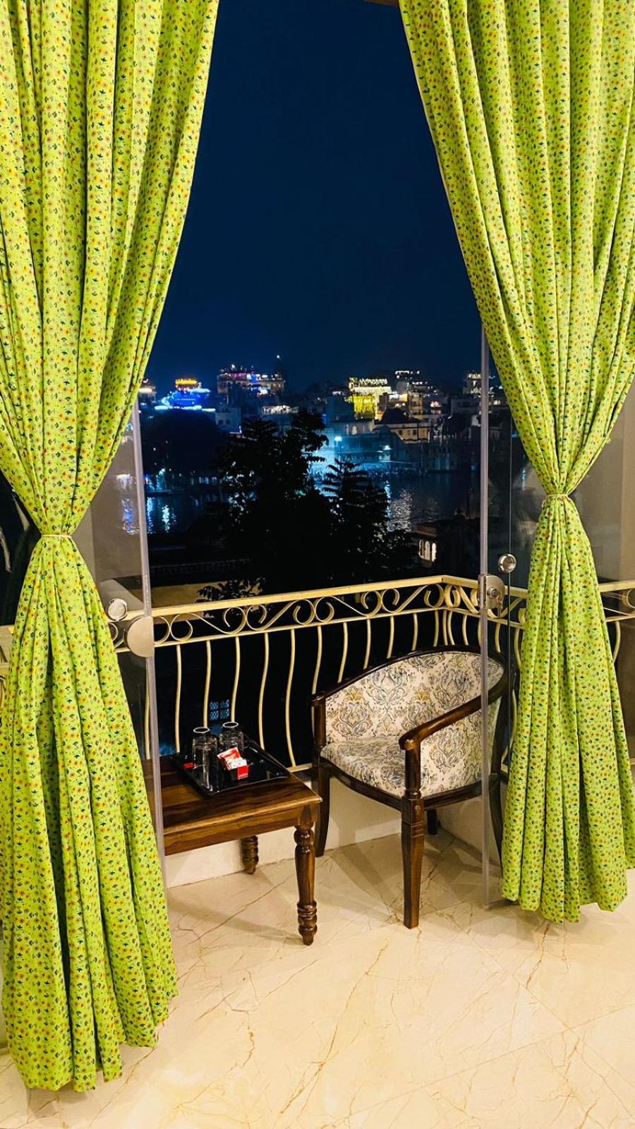 Dera Pichola- A Lake Facing Boutique Hotel Udaipur Bagian luar foto