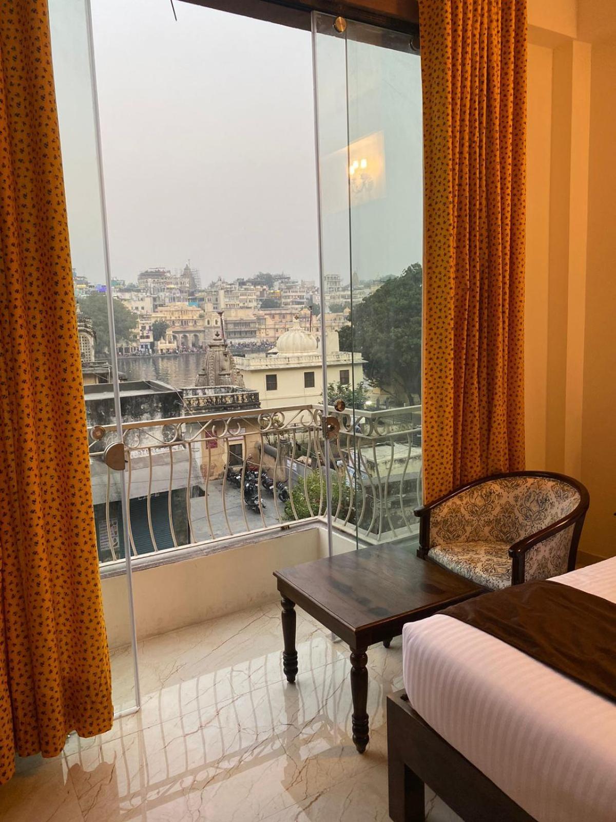 Dera Pichola- A Lake Facing Boutique Hotel Udaipur Bagian luar foto